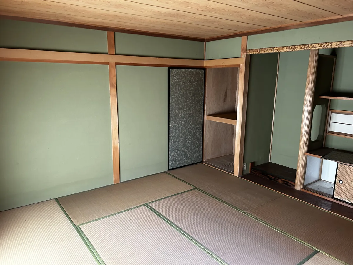 片付けを終えて物がなくなった実家の和室